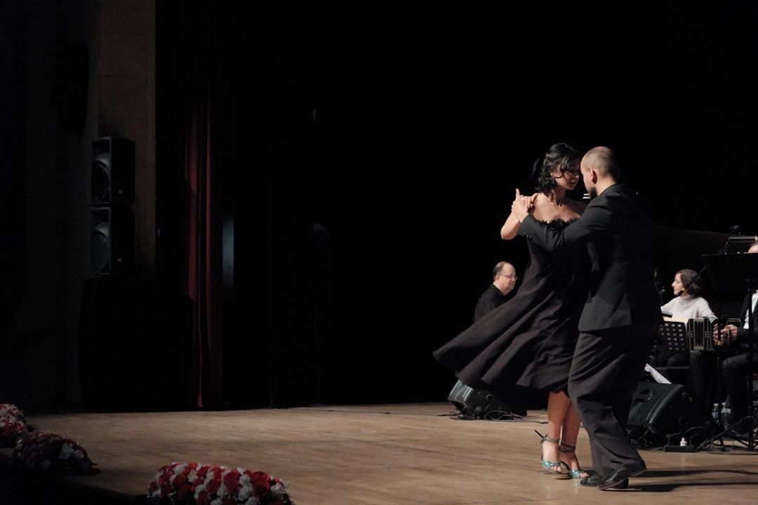 Tango-echtpaar danst op het podium voor muzikanten