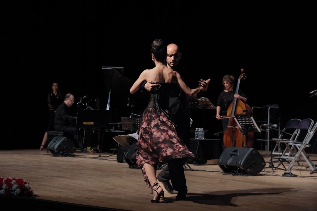 Tangodansers voeren een beweging uit met een live-ensemble op de achtergrond