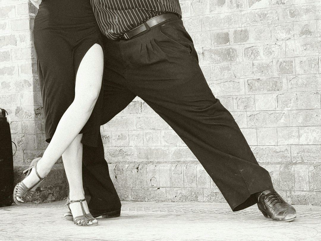 Close-up van tango- en dansbenen in een draaiende houding