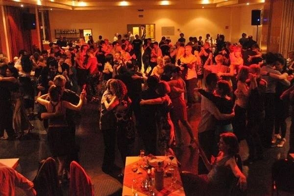 Drukke dansvloer met veel koppels die dicht bij elkaar dansen